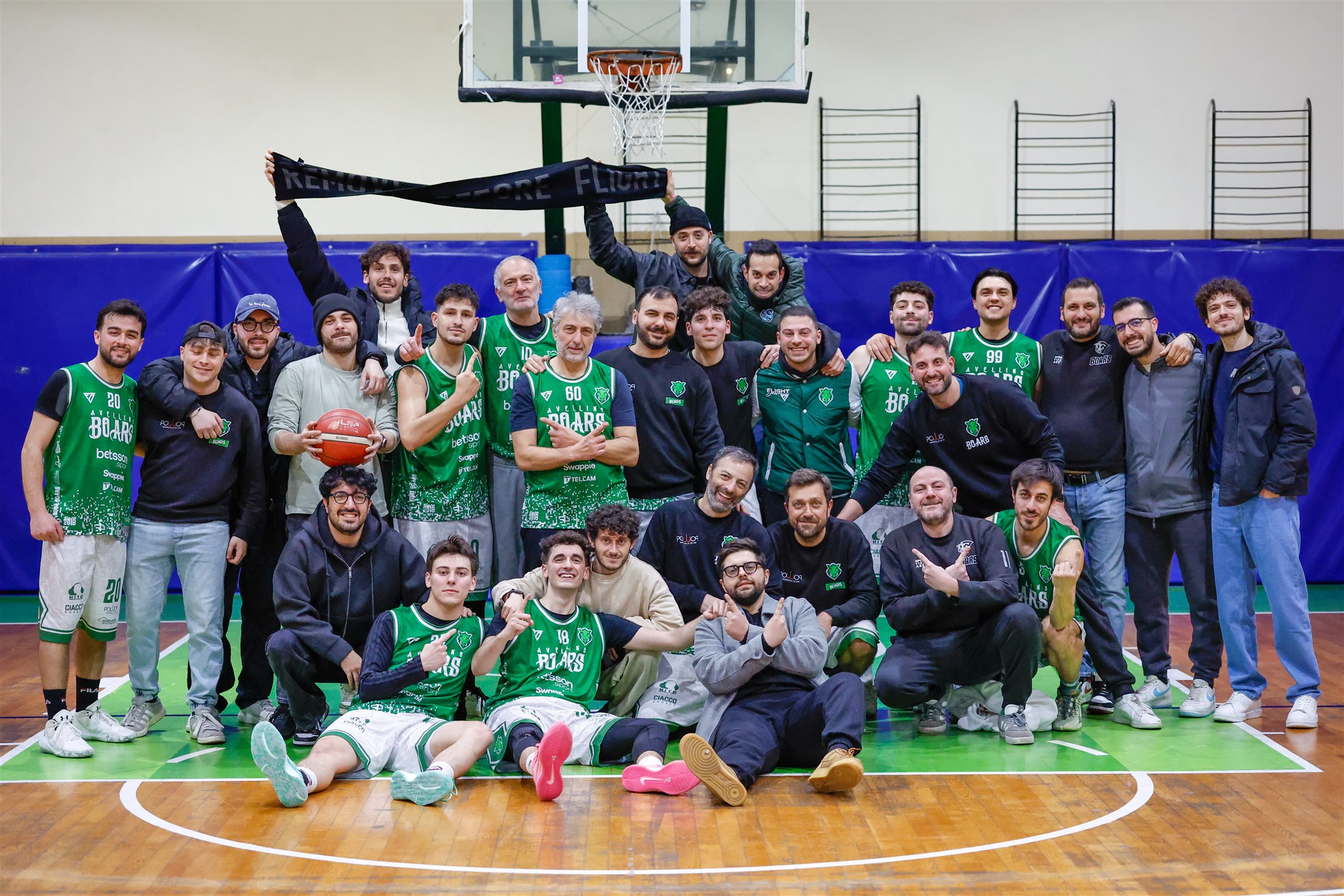 Gli Avellino Boars festeggiano insieme sul parquet
