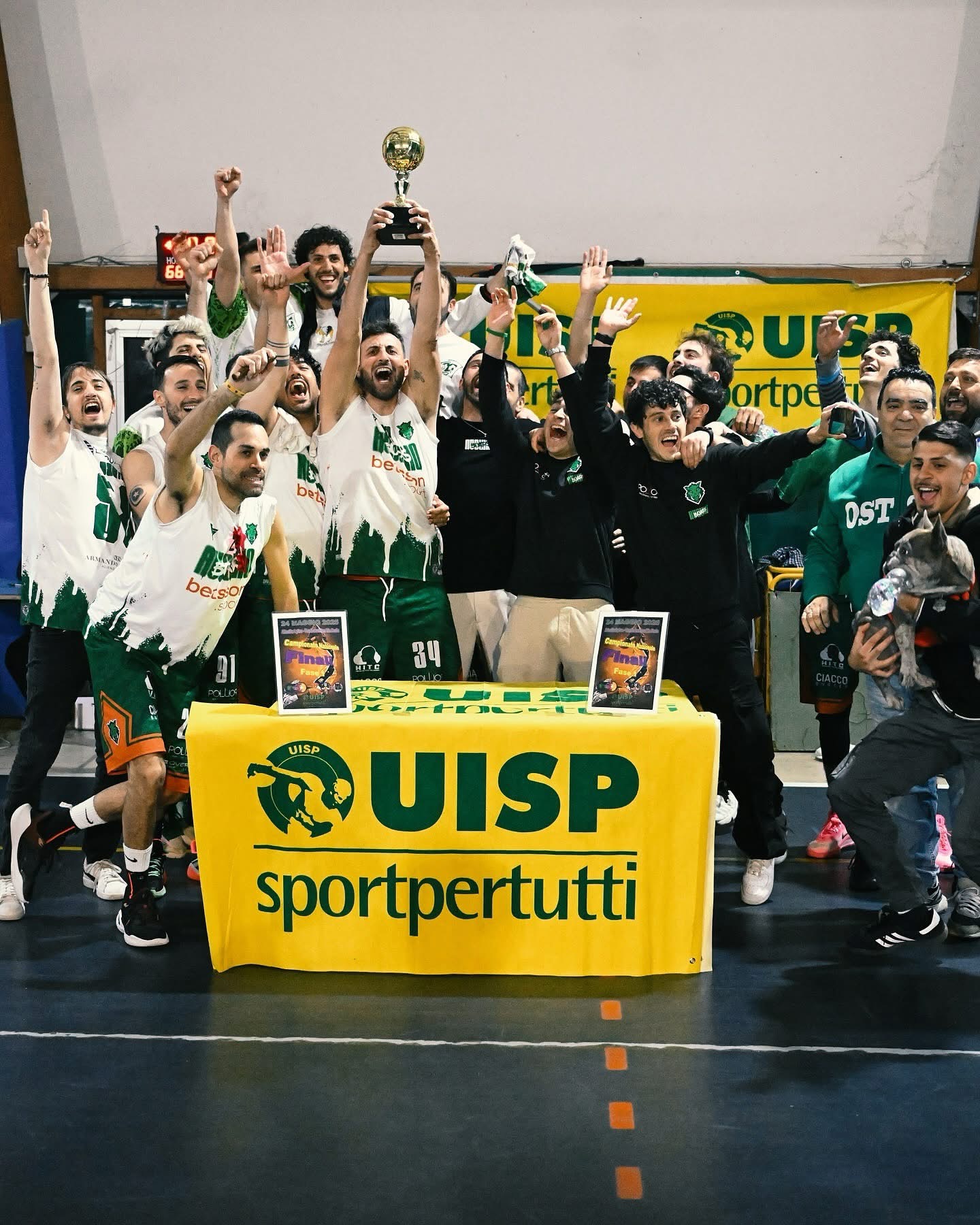 Gli Avellino Boars celebrano una premiazione UISP