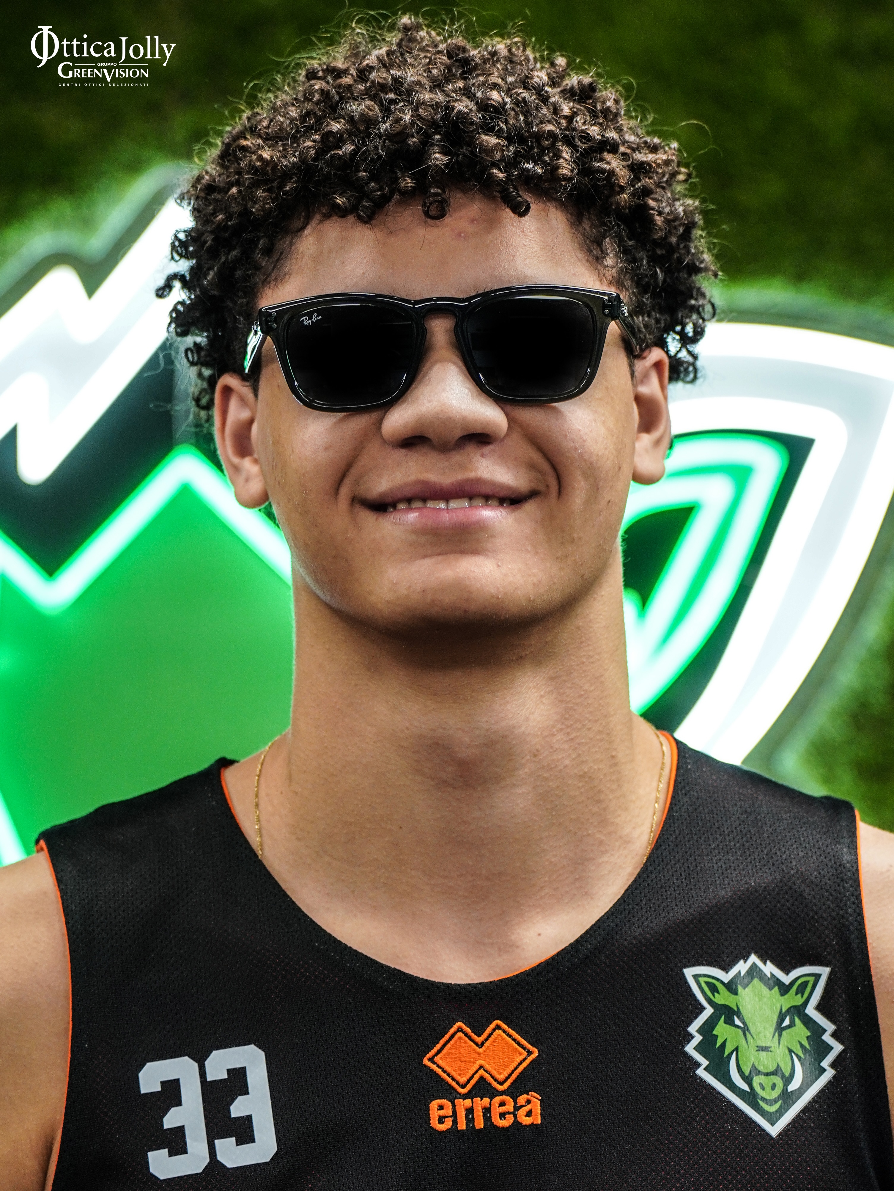 Atleta dei Boars con occhiali da sole e maglia numero 33, campagna Ottica Jolly