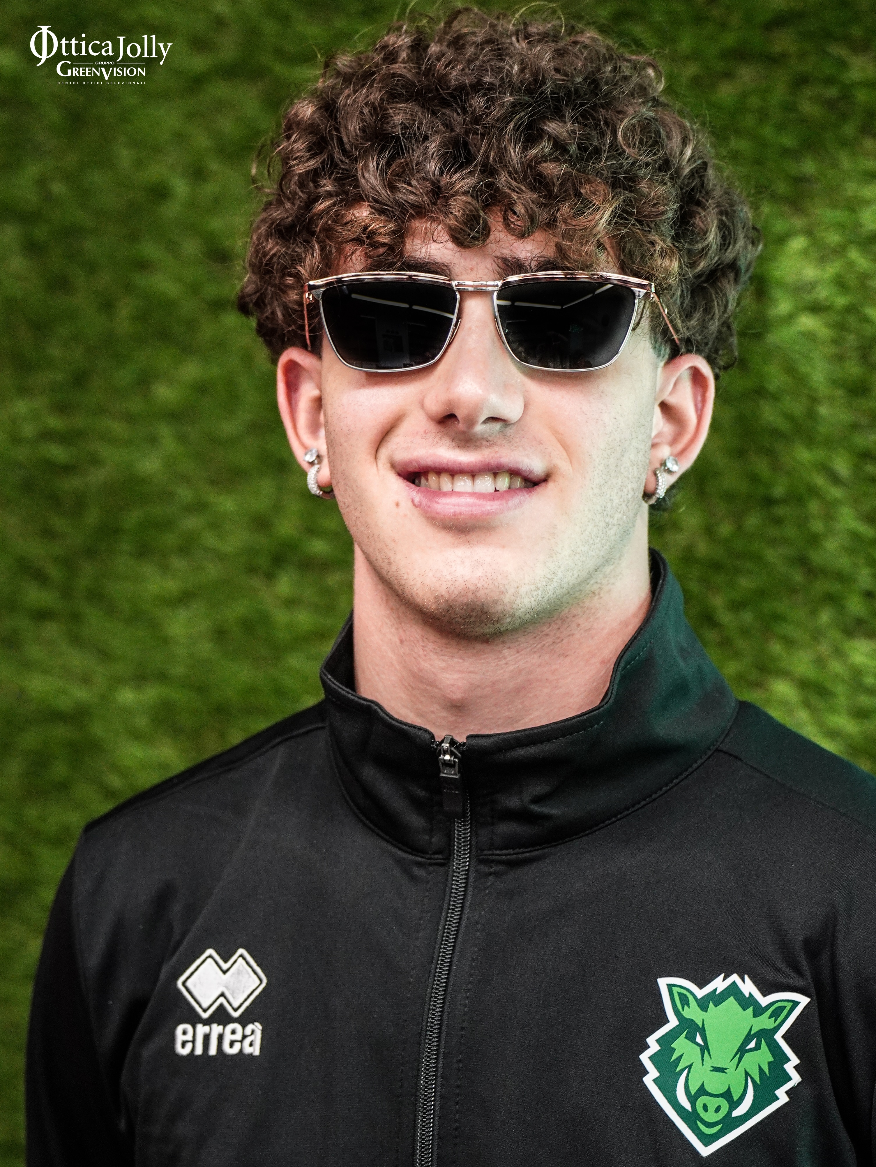 Atleta dei Boars con occhiali da sole e tuta del club, campagna Ottica Jolly